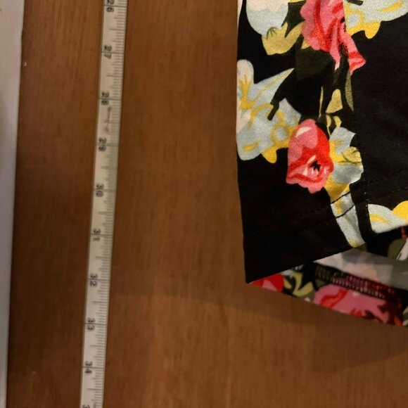 Size 4X - U.Vomade - Black and Red Floral Short Sleeve Knit Pullover - Picture 7 of 7